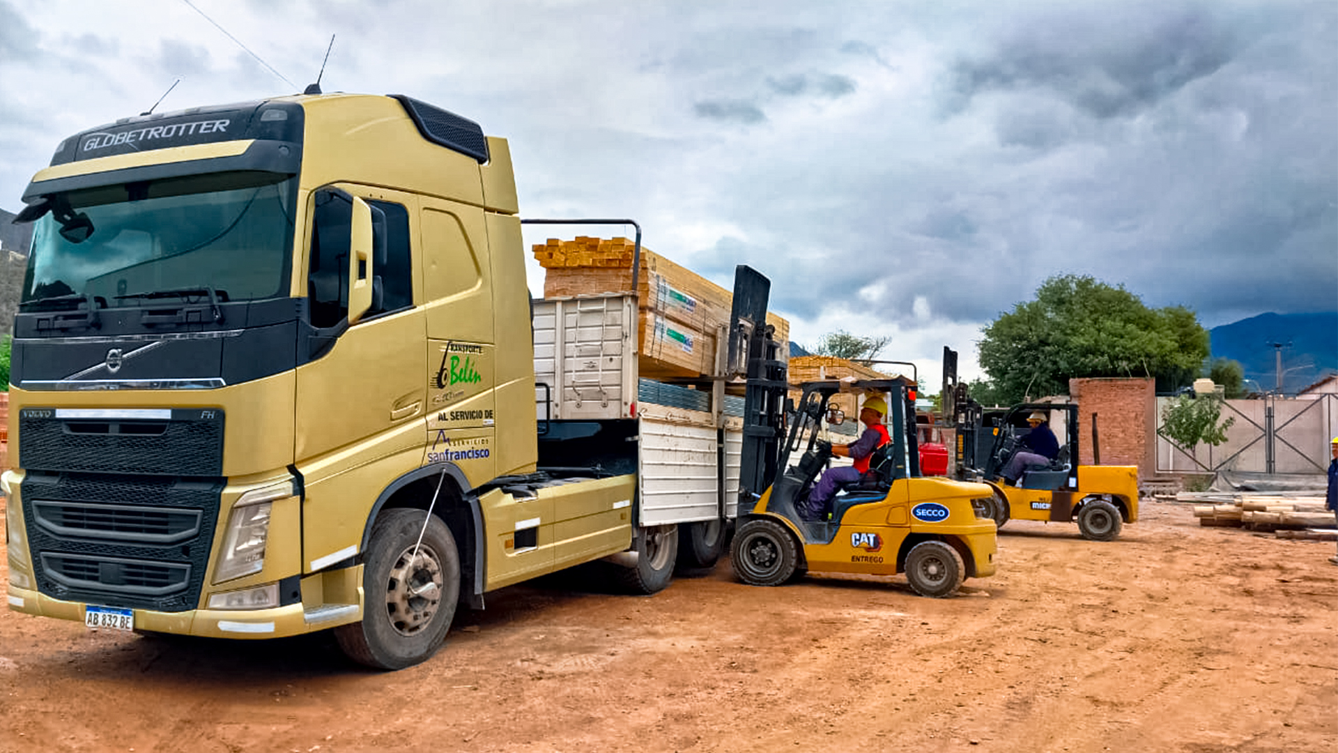 TRANSPORTE BELEN SRL DESCARGANDO MERCADERIA