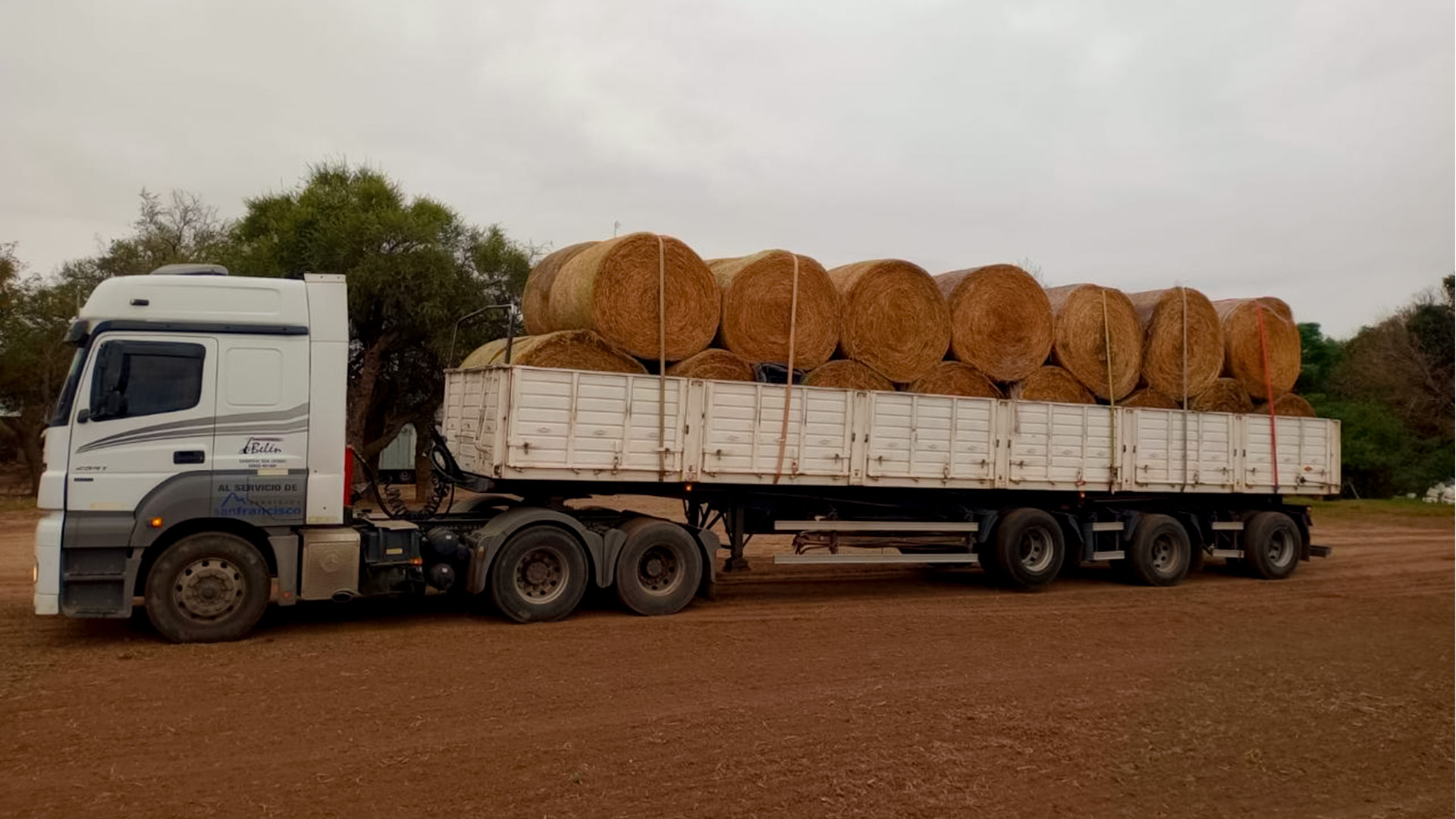 CAMION CON ROLLOS TRANSPORTE BELEN